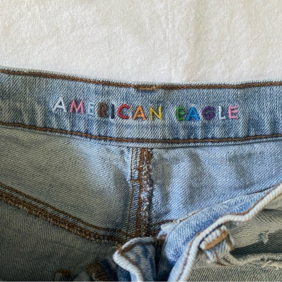 American Eagle Outfitters Light Wash distressed Denim Shorts Size 2 - Picture 3 of 8
